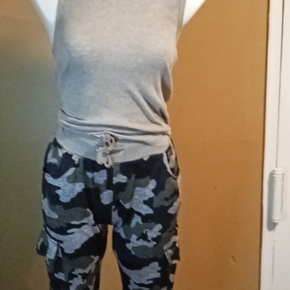 Grey Tank & camo cargo pants - Picture 4 of 13